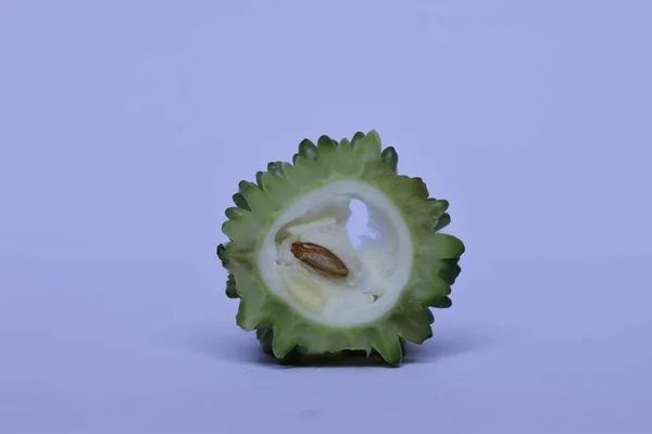Κομμένα Πικρά Λαχανικά Πεπόνι Απομονωμένα Λευκό Φόντο — Φωτογραφία Αρχείου