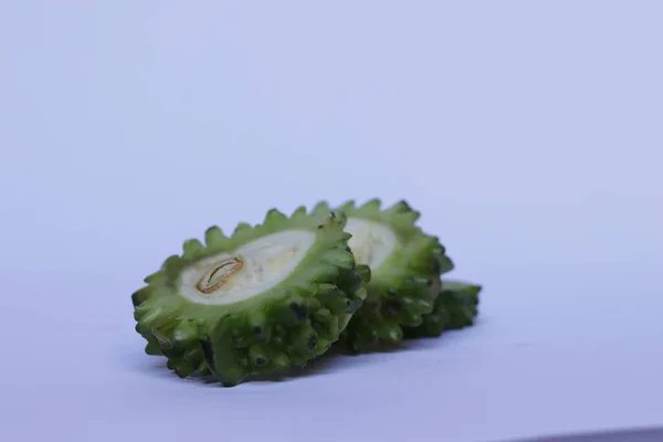 Darabolt Keserű Dinnye Zöldségek Izolált Fehér Alapon — Stock Fotó