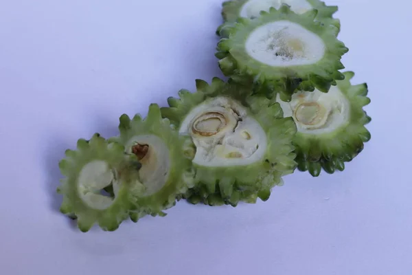 Siekane Gorzkie Warzywa Melonowe Izolowane Białym Tle — Zdjęcie stockowe