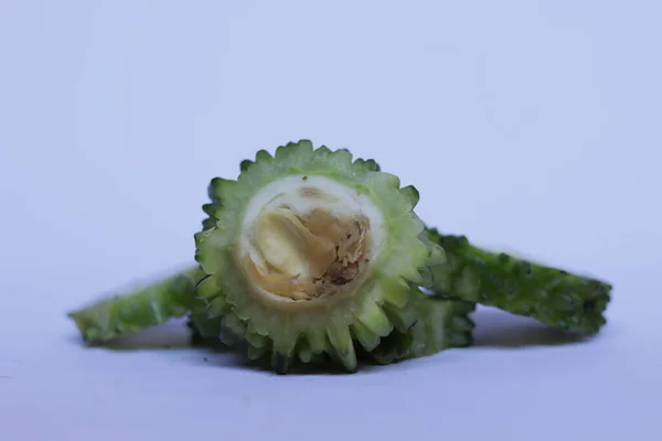 Vegetales Melón Amargo Picado Aislados Sobre Fondo Blanco — Foto de Stock