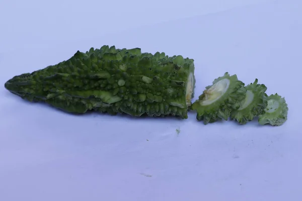 从白色背景分离出来的切碎苦瓜蔬菜 — 图库照片