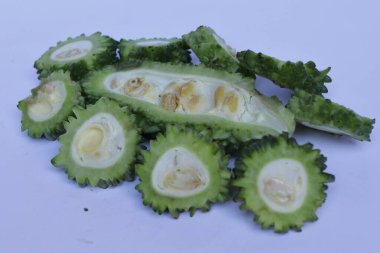 Doğranmış acı kavun sebzeleri beyaza izole edilmiş. 