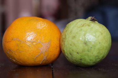 Guava meyvesi beyaz arkaplanda izole