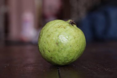 Guava meyvesi beyaz arkaplanda izole