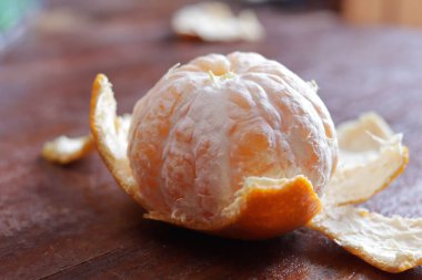 Ahşap zeminde taze portakal meyveleri izole edilmiş.