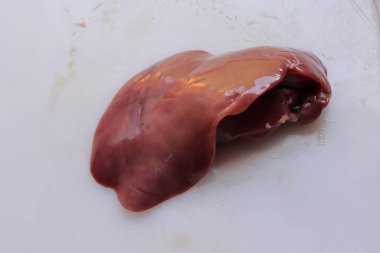 Beyaz arka planda dilimlenmiş tavuk ciğeri.