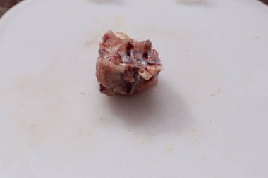 Beyaz arka planda dilimlenmiş tavuk.