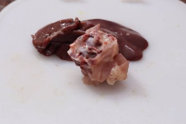 Beyaz arka planda dilimlenmiş tavuk.