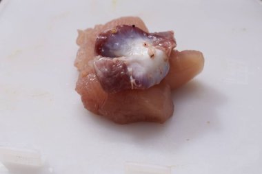 Beyaz arka planda dilimlenmiş tavuk.