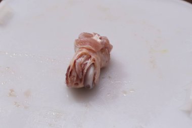 Beyaz arka planda dilimlenmiş tavuk.