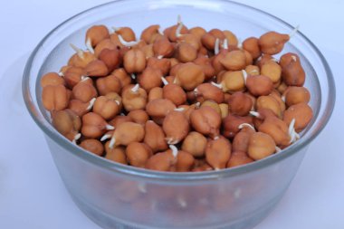 Beyaz arka planda taze bezelyeler.