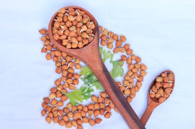 Beyaz arka planda taze bezelyeler.