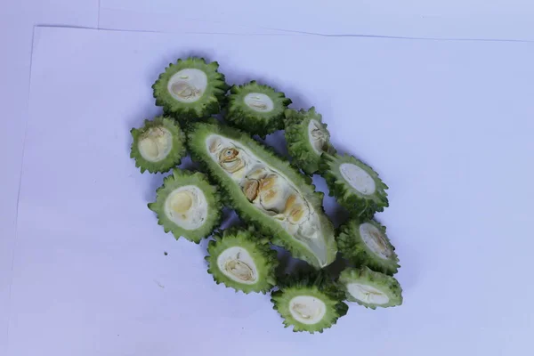 Κομμένα Πικρά Λαχανικά Πεπόνι Απομονωμένα Λευκό — Φωτογραφία Αρχείου