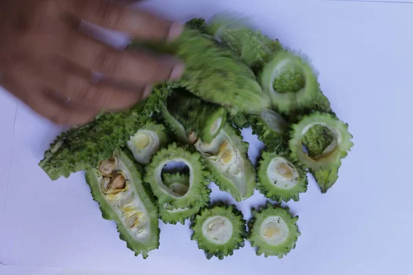 Verduras Melão Amargo Picadas Isoladas Branco — Fotografia de Stock