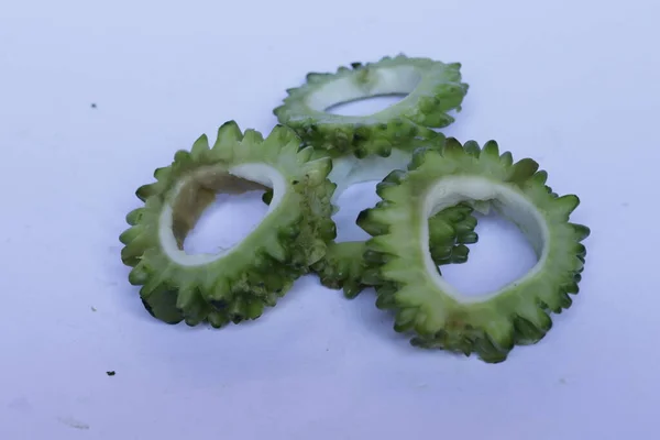 白で隔離されたゴーヤの野菜をみじん切り — ストック写真