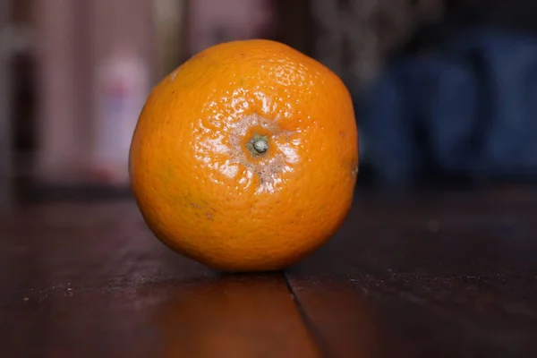 Frutos Laranja Frescos Isolados Sobre Fundo Madeira — Fotografia de Stock