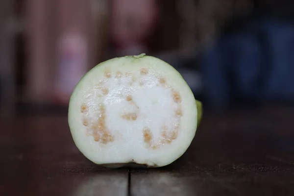 Guava Meyvesi Beyaz Arkaplanda Izole — Stok fotoğraf