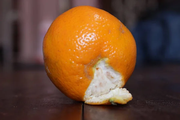 木の背景に単離された新鮮なオレンジ果実 — ストック写真