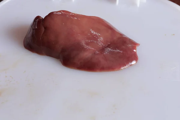 白い背景に鶏の肝臓のスライス — ストック写真