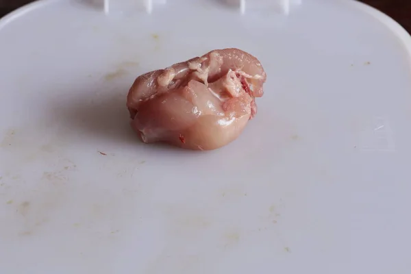 白い背景に鶏の肝臓のスライス — ストック写真