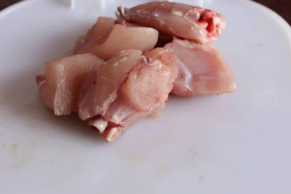 Pedaços de fígado frito em um prato isolado em um fundo branco. vista do  topo.
