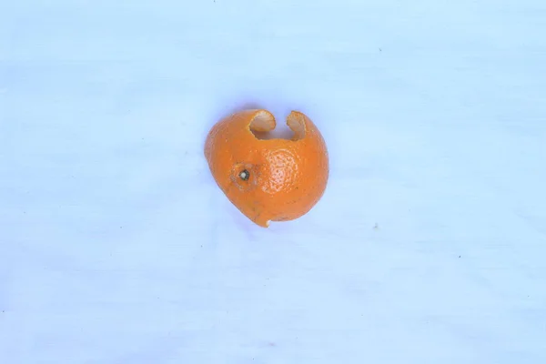 白を基調とした新鮮なオレンジの果実 — ストック写真