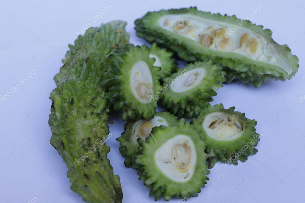 Vegetales de melón amargo picados aislados en blanco 2023