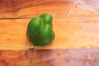 Beyaz arkaplanda izole edilmiş yeşil dolma biber ya da kapsiyum dilimi