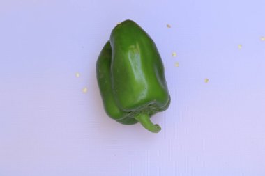 Beyaz arkaplanda izole edilmiş yeşil dolma biber ya da kapsiyum dilimi