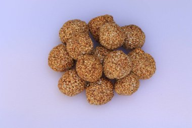 Hint festivali için Til Gul veya Sweet Susame Laddu beyaz arka plan üzerine Makar Sankranti