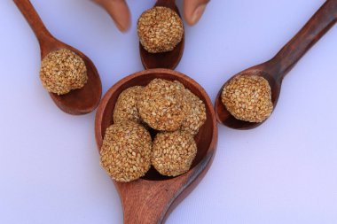 Hint festivali için Til Gul veya Sweet Susame Laddu beyaz arka plan üzerine Makar Sankranti