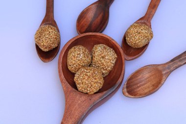Hint festivali için Til Gul veya Sweet Susame Laddu beyaz arka plan üzerine Makar Sankranti