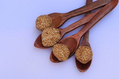 Hint festivali için Til Gul veya Sweet Susame Laddu beyaz arka plan üzerine Makar Sankranti