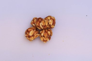 Sağlıklı ve tatlı yer fıstığı veya yer fıstığı ve Jaggery Laddoo