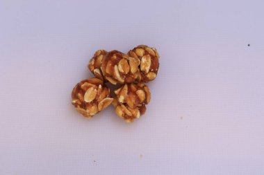 Sağlıklı ve tatlı yer fıstığı veya yer fıstığı ve Jaggery Laddoo