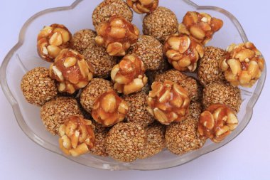 Hint festivali için Til Gul veya Sweet Susame Laddu beyaz arka plan üzerine Makar Sankranti