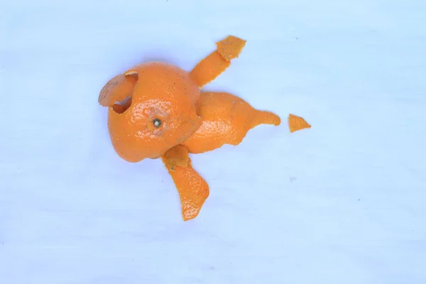 新鮮なオレンジの果実は白い背景に隔離された皮 — ストック写真