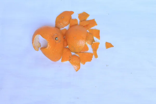 Casca Laranja Fresca Isolada Sobre Fundo Branco — Fotografia de Stock