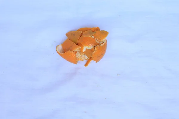 Świeże Skórki Owoców Pomarańczy Izolowane Białym Tle — Zdjęcie stockowe