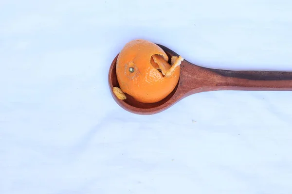 Кожура Свежих Апельсинов Белом Фоне — стоковое фото