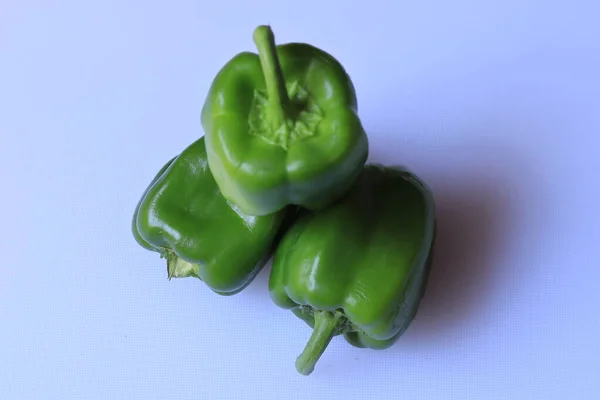 Slice Van Groene Paprika Capsicum Geïsoleerd Witte Achtergrond — Stockfoto