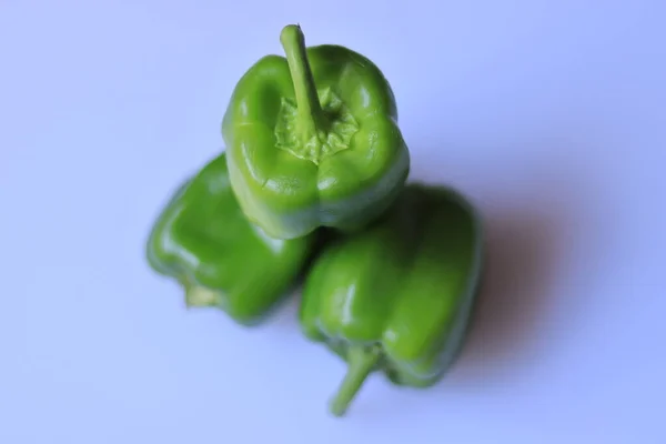 Slice Van Groene Paprika Capsicum Geïsoleerd Witte Achtergrond — Stockfoto