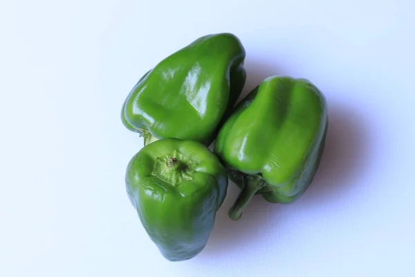 Slice Van Groene Paprika Capsicum Geïsoleerd Witte Achtergrond — Stockfoto