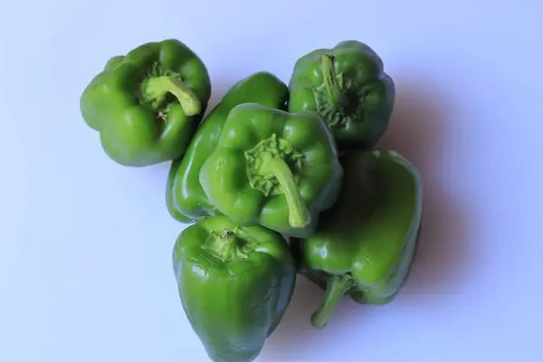 Tranche Poivron Vert Capsicum Isolé Sur Fond Blanc — Photo