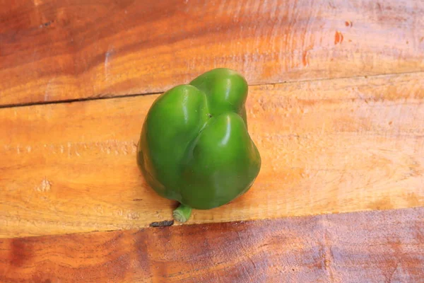 Slice Van Groene Paprika Capsicum Geïsoleerd Witte Achtergrond — Stockfoto
