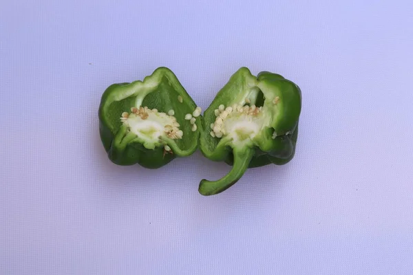 Slice Van Groene Paprika Capsicum Geïsoleerd Witte Achtergrond — Stockfoto