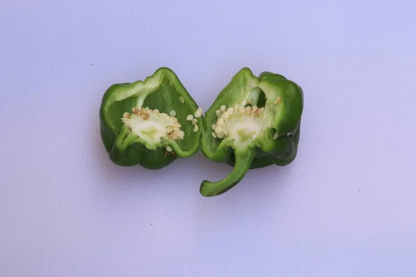 Slice Van Groene Paprika Capsicum Geïsoleerd Witte Achtergrond — Stockfoto