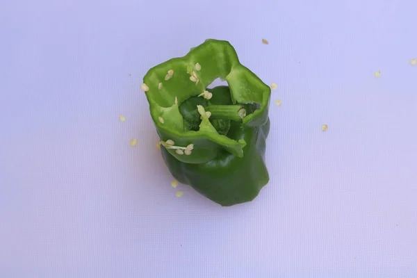 Scheibe Grüner Paprika Oder Paprika Isoliert Auf Weißem Hintergrund — Stockfoto