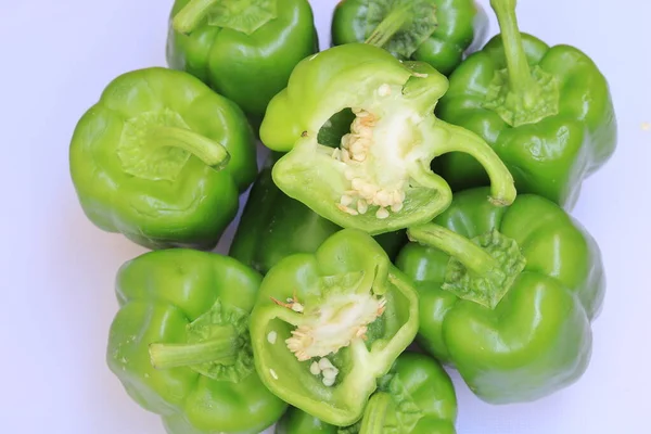 Slice Van Groene Paprika Capsicum Geïsoleerd Witte Achtergrond — Stockfoto
