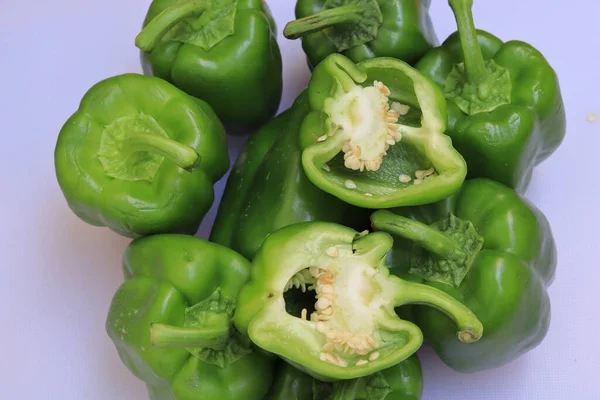 Rebanada Pimiento Verde Pimiento Aislado Sobre Fondo Blanco — Foto de Stock